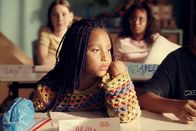 ECHT friends – Milli (Marie Ngando) macht sich Sorgen um ihre Freundschaft zu Châu. Es wäre das SchIimmste für sie, wenn Châu nicht mehr für sie da wäre.