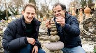 Checker Julian – Checker Julian mit Balance-Künstler Volker in seinem Steingarten
