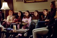 Gilmore Girls – Rory (Alexis Bledel, 3.v.l.) möchte unbedingt Mitglied bei der Geheimverbindung "The Puffs" werden, doch als sie und Paris eine Mutprobe bestehen müssen, geht das vollkommen nach hinten los. Was werden (v.l.n.r.) Francie (Emily Bergl), Ivy (Agatha Drake), Lisa (Madeline Zima) und die anderen "Puffs" dazu sagen?; Rory (Alexis Bledel, 3.v.l.) möchte unbedingt Mitglied bei der Geheimverbindung "The Puffs" werden, doch als sie und Paris eine Mutprobe bestehen müssen, geht das vollkommen nach hinten los. Was werden (v.l.n.r.) Francie (Emily Bergl), Ivy (Agatha Drake), Lisa (Madeline Zima) und die anderen "Puffs" dazu sagen?