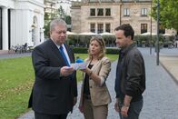 Der Staatsanwalt – Oberstaatsanwalt Bernd Reuther (Rainer Hunold, l.) und die Kommissare Kerstin Klar (Fiona Coors, M.) und Christian Schubert (Simon Eckert, r.) sprechen über ihren neusten Fall. Wer hat den "Sugardaddy“, Dr. Markus Westerberg (Günter Barton), ermordet?