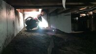 Behind the Screams – Gacy vergrub die Leichen seiner zahlreichen Opfer im Kriechkeller seines Hauses (Reenactment).