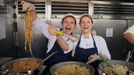 Verrückt nach Meer – Das Event "Alles Pasta" mit Sous-Chefin Steffi Gehrlein (links) und Küchenpraktikantin Laura Bauer an Bord der "Prinzessin" im Bereich "Schöne Aussicht" auf Deck 11.