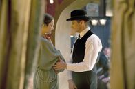 The Immigrant – Emil (Jeremy Renner) verspricht Ewa (Marion Cotillard), sich um die Freilassung ihrer Schwester zu bemühen und zusammen einen Neuanfang an der Westküste zu wagen.