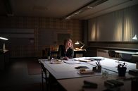 Alice – Alice (Nina Gummich) im Büro der EMMA.