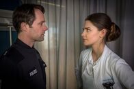 Notruf Hafenkante – Mattes (Matthias Schloo) bittet Dr. Eva Grünberg (Laura Berlin) darum, sich sein Knie anzusehen, das er sich bei einem Sturz verletzt hat.