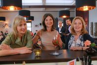 Die Rosenheim-Cops – v.r.) Restaurant "Times Square" verabredet und warten auf Dirk Bergmann (Florian Fitz, M.).