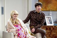 The Big Bang Theory – Howard (Simon Helberg, r.) stellt Bernadette (Melissa Rauch, l.) zur Rede, als er erfährt, dass sie bereits entschieden hat, wie ihr Kind heißen soll ...