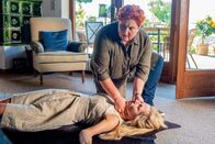SOKO Kitzbühel – Dr. Stefanie Löcker (Veronika Polly, r.) findet ihre Freundin Ulla Haushamer (Komparsin) tot in der Wohnung. Ulla hatte schon seit ihrer Kindheit Herzprobleme und alles deutet auf einen natürlichen Tod hin. Steffi lässt der Tod ihrer Freundin aber keine Ruhe. Sie glaubt an Fremdverschulden.