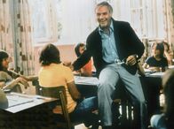 Das fliegende Klassenzimmer – Dr. Johannes Bökh (Joachim Fuchsberger) ist bei seinen Schülern sehr beliebt. Sie nennen ihn "Justus", auf deutsch "Der Gerechte", und das ist er auch.