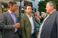Die Rosenheim-Cops – Hat Patrick Gerstenberg (Pablo Sprungala, M.) etwas mit dem Mord an seiner Ex-Freundin zu tun? Die Cops Hofer (Joseph Hannesschläger, r.) und Hansen (Igor Jeftić, l.) ermitteln.