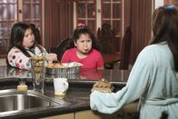 Desperate Housewives – Gabrielle (Eva Longoria, r.) kann nicht fassen, dass ihre Töchter Juanita (Madison De La Garza, l.) und Celia (Daniella Baltodano, M.) heimlich Essen aus dem Müll geholt haben. Doch dann macht sie in der Lasagne eine Entdeckung ....