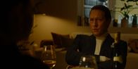 Exit – Adam (Simon J. Berger) ist bei Hermine zum Abendessen eingeladen. Er ist bereit, sie in Ruhe zu lassen, wenn sie ihm im Gegenzug hilft.