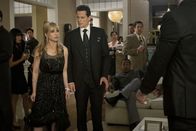Ringer – Während einer Auktionsparty, die Bridget (Sarah Michelle Gellar, l.) organisiert hat, kommt es zum Eklat. Andrew (Ioan Gruffudd, M.) kann den plötzlichen Aufruhr nicht verstehen ...