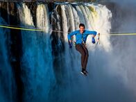 Terra X: Faszination Wasser – Moderator Uli Kunz an den Viktoriafällen. Mit einer maximalen Fallhöhe von 108 Metern sind sie einer der größten Wasserfälle der Welt.