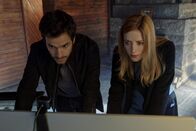 Salvation – Grace (Jennifer Finnigan, r.) wird von der Regierung beauftragt, von Darius (Santiago Cabrera, l.) den Rest des investierten Geldes zurückzuholen oder einen Beweis zu erbringen, dass seine Methode wirklich funktionieren kann ...