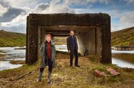 Charlotte Link - Die Suche – Die Londoner Scotland-Yard-Beamtin Kate Linville (Henny Reents) und Scarboroughs Polizeichef Caleb Hale (Lucas Gregorowicz) versuchen das Verschwinden von Teenagerinnen aufzuklären.