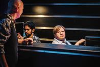 Tanze Tango mit mir – Frank (Michael A. Grimm, rechts) hört dem Inzipizienten (Wolfgang Krebs) aufmerksam zu, während Navid (Reza Brojerdi, Mitte) etwas repariert.