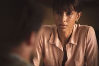 Deadly Tropics – Mélissa (Sonia Rolland) wird von ihren Kollegen eingehend befragt, um den genauen Hergang und die Hintergründe von Alexis Tod aufzuklären.