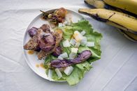 Zu Tisch ... – Zu Tisch Martinique Kochbananen mit Kokos und Speck Copyright: SRF/Berlin Producers Media/Timm Lange