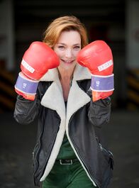 Billy Kuckuck - Angezählt – Aglaia Szyszkowitz als Billy Kuckuck, bereit, das Bestmögliche für Schuldner herauszuholen.