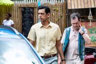 Death in Paradise – Sunil Singh (Amit Shah, l.) und Jeremy Herbert (Kevin Eldon, r.) haben an dem vermeintlichen Selbstmord des Astronomie Professors erhebliche Zweifel.