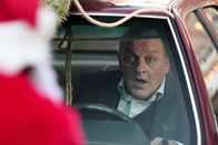 Wilsberg – Ausgerechnet der Weihnachtsmann läuft Wilsberg (Leonard Lansink) vors Auto.