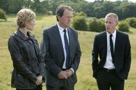Lewis – Dr. Laura Hobson (Clare Holman, l.) ist sich sicher, dass Professor Yelland sich nicht selbst erhängt haben kann. Damit haben DI Robert Lewis (Kevin Whately, M.) und DS James Hathaway (Laurence Fox, r.) einen neuen Fall.