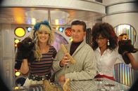 How I Met Your Mother – Rückblick in die Vergangenheit von Robin: Robin (Cobie Smulders, l.), Jessica (Nicole Scherzinger, r.) und Alan Thicke (Alan Thicke, M.) ...