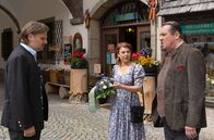 Watzmann ermittelt – Anna Herzog (Barbara Maria Messner, Mitte) beschuldigt Kofler (Roland von Kummant, links) vor Beissl (Andreas Giebel, rechts) des Mordes an ihrem Mann.