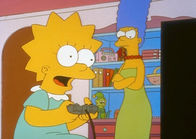 Die Simpsons – Lisa (li.), die krank ist und deshalb zu Hause bleiben muss, wird zu einer begeisterten Videospielerin.