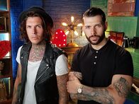 Tattoo Fixers - Die Cover Up-Profis – (4. Staffel) - Nehmen sich mit ihrer Expertise und Kreativität grauenvoller Tattoo-Unfälle an: Sketch (l.) und Jay (r.) ...