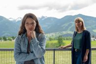 Die Bergretter – Lara Fellner (Leonie Rainer, l.) möchte ihre Unschuld beweisen, ihre Schwiegereltern geben ihr die Schuld am Tod ihres Lebensgefährten. Wird Kommissarin Jessika Pollath (Maxi Warwel, r.) ihr glauben?