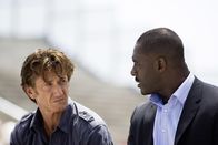 Gunman – Agent Barnes (Idris Elba, r.) spricht Jim Terrier (Sean Penn, l.) an, weil er sich von ihm Informationen erhofft.
