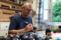 GEO Reportage – Thierry Lopes Etxepare ist einer der letzten Handwerker im Baskenland, der die Bälle für das Pelota-Spiel herstellt.