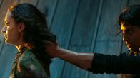 Paris has fallen – Zara (Ritu Arya, r.) bedroht Esin (Amal Affani, l.) mit ihrer Waffe, um Pearce von der Flucht abzuhalten.