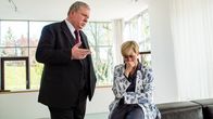 Der Staatsanwalt – Was weiß Monika Sahlmann (Gesine Cukrowski), eine Kollegin von Staatsanwalt Bernd Reuther (Rainer Hunold), über den Mordanschlag, der zunächst wie ein Raubüberfall aussah?