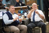 Brooklyn Nine-Nine – Scully (Joel McKinnon Miller, l.); Hitchcock (Dirk Blocker, r.)