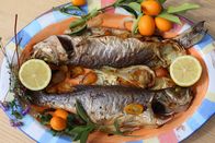 Zu Tisch ... – Zu Tisch Korfu – Griechenland Gebackener Wolfsbarsch mit einer Kumquat-Fenchelfüllung Copyright: SRF/Reiner Bauer