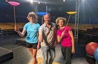 Tobis Städtetrip – (v.l.n.r.) Linda, Tobi und Nadja im Zirkus Zarakali.