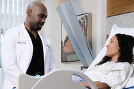 Atlanta Medical – Dr. Barrett Cain (Morris Chestnut, l.); Justine Hunt (Aisha Kabia, r.)