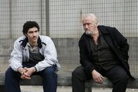 Ein Prophet – Nach seiner Ankunft im Gefängnis wird Malik (Tahar Rahim, l.) vom Anführer der korsischen Mafia (Niels Arestrup, r.) massiv unter Druck gesetzt und gezwungen, eine Reihe gefährlicher Aufträge auszuführen.