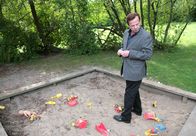 Mankells Wallander – Kommissar Wallander (Krister Henriksson) untersucht den Kinderspielplatz.