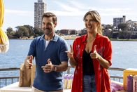 Sunny Nights – Martin (Will Forte, l.); Vicki (D'Arcy Carden, r.)