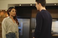 The Flash – Iris West-Allen (Candice Patton, l.); Barry Allen (Grant Gustin, r.)