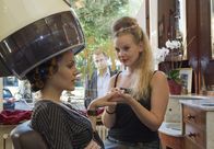 Der Dicke – ARD DER DICKE, "Glaubensfragen" Uhr im ERSTEN. Yasmin (Sophie Dal, r.) hat sich nicht nur zur Verschönerung in den Friseursalon zu Mariella Zenker (Vaile Fuchs, r.) begeben. Ist ihre Kollegin Franziska wirklich eine Stalkerin? Franziskas Anwalt Lars Meckel (Matthias Ziesing, M.) beobachtet die beiden durchs Schaufenster.