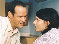 In aller Freundschaft – MDR Fernsehen IN ALLER FREUNDSCHAFT FOLGE 174, "Sehnsüchte" Uhr. Achim Kreutzer (Johannes Steck) fehlt bei der Patientin Miriam Blank (Jasmin Jacob) jegliche beruflliche Distanz...