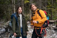 Die Bergretter – Franziska Schusser (Bianca Hein) macht sich große Vorwürfe, dass sich ihre Tochter nicht ihr, sondern Markus (Sebastian Ströbel) anvertraut hat.