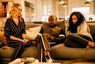 All American – (v.li.) Monet Mazur (Laura Fine-Baker), Taye Diggs (Billy Baker), Samantha Logan (Olivia Baker). Foto: ORF/PRO7/Warner/The CW/Tina Thorpe. Veröffentlichung honorarfrei nur für redaktionelle Berichterstattung in Sendungszusammenhang und mit Copyrightangabe. Kontakt: foto@orf.at