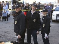 Navy CIS – Ein neuer Fall beschäftigt Bishop (Emily Wickersham, r.), Gibbs (Mark Harmon, l.) und McGee (Sean Murray, M.) ...