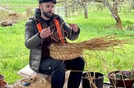 Handwerkskunst! – Damit das Stroh geschmeidig bleibt, wird es beim Flechten des Bienenkorbs immer wieder nass gemacht.